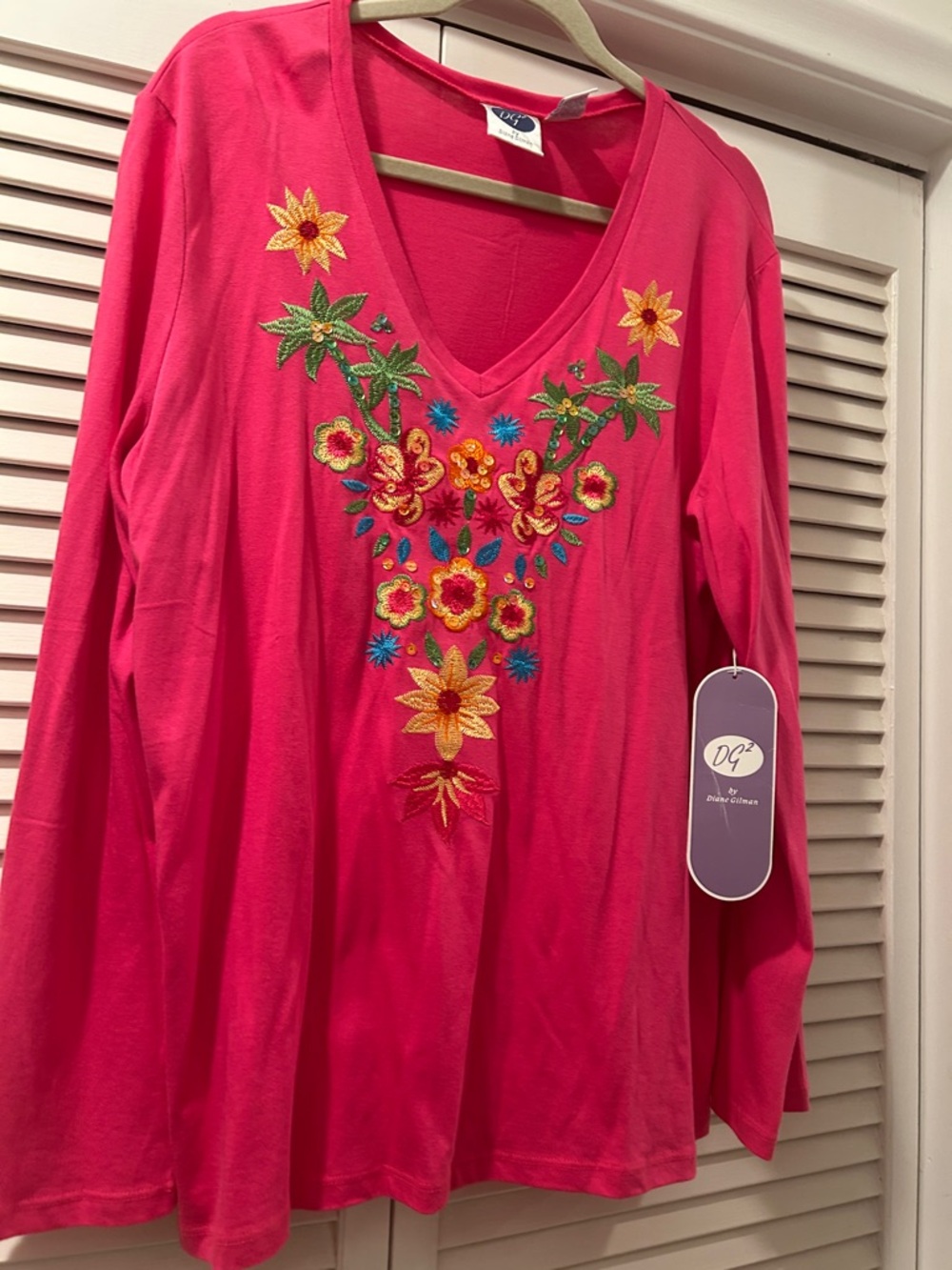 Beautiful embroidered V-neck top 1X hand washable - Picture 3 of 12